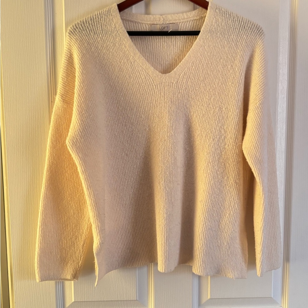 EUC -LOFT Soft Cashmere Women's V-Neck Cream Sweater